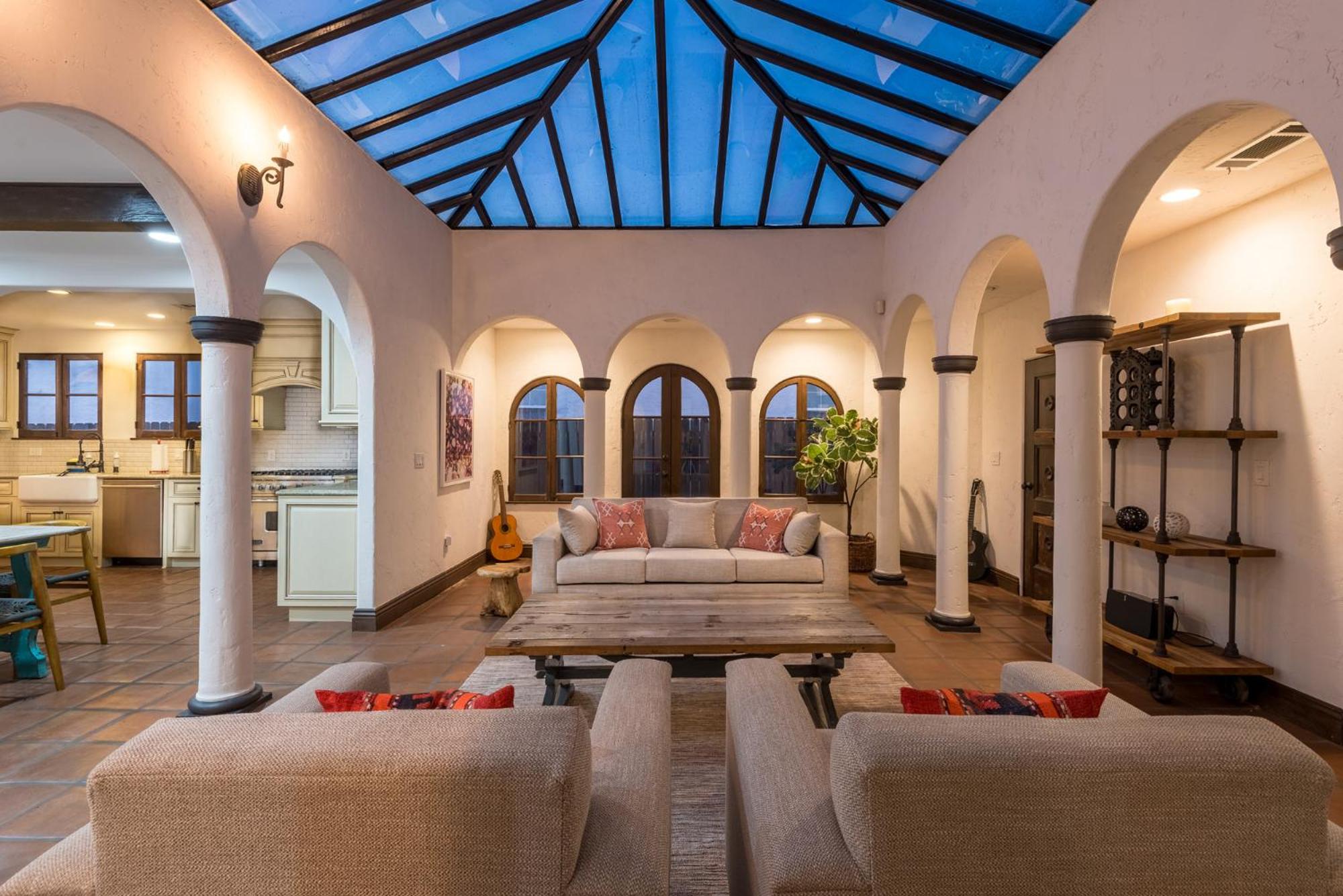 Lux Spanish Style Mansion 4BD BA,Dog House