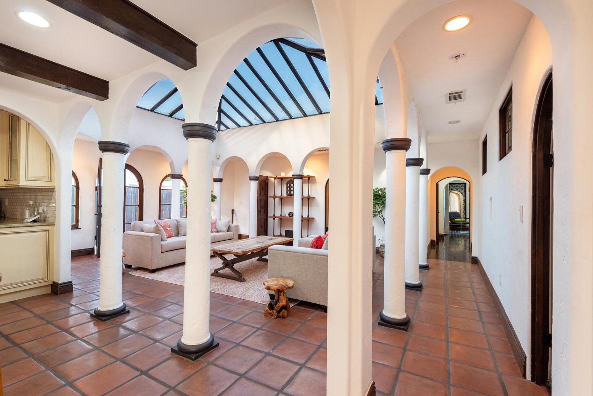 Lux Spanish Style Mansion 4BD BA,Dog House