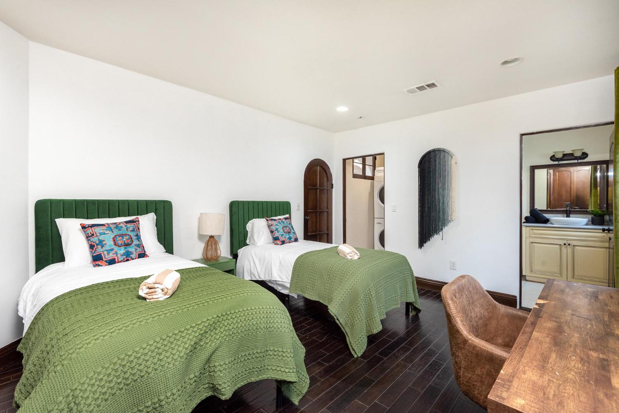 Lux Spanish Style Mansion 4BD BA,Dog House