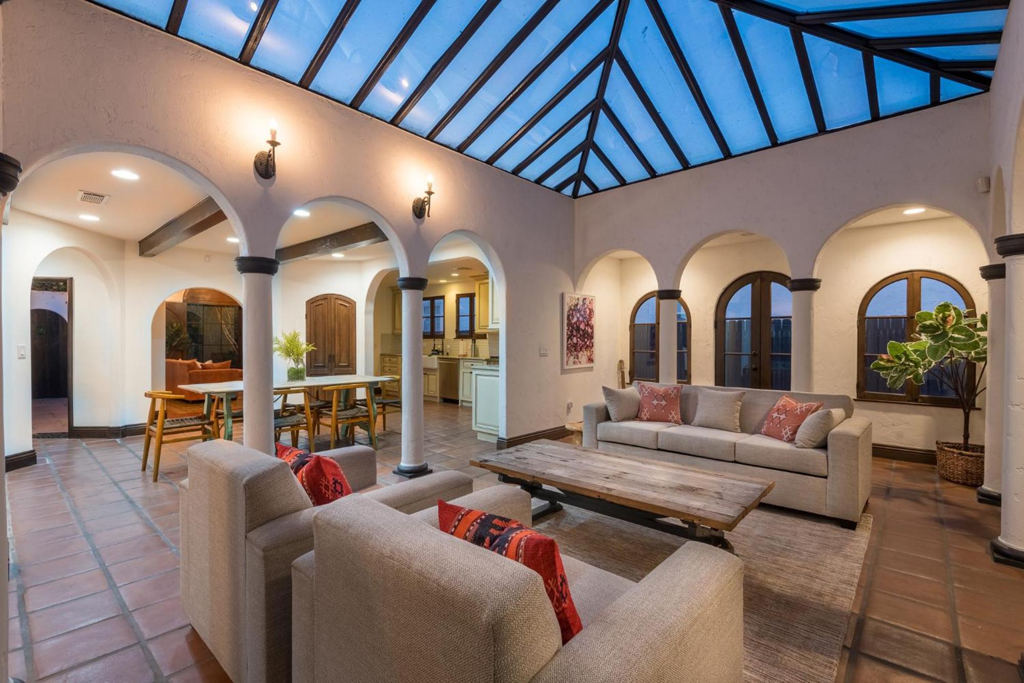 Lux Spanish Style Mansion 4BD BA,Dog House