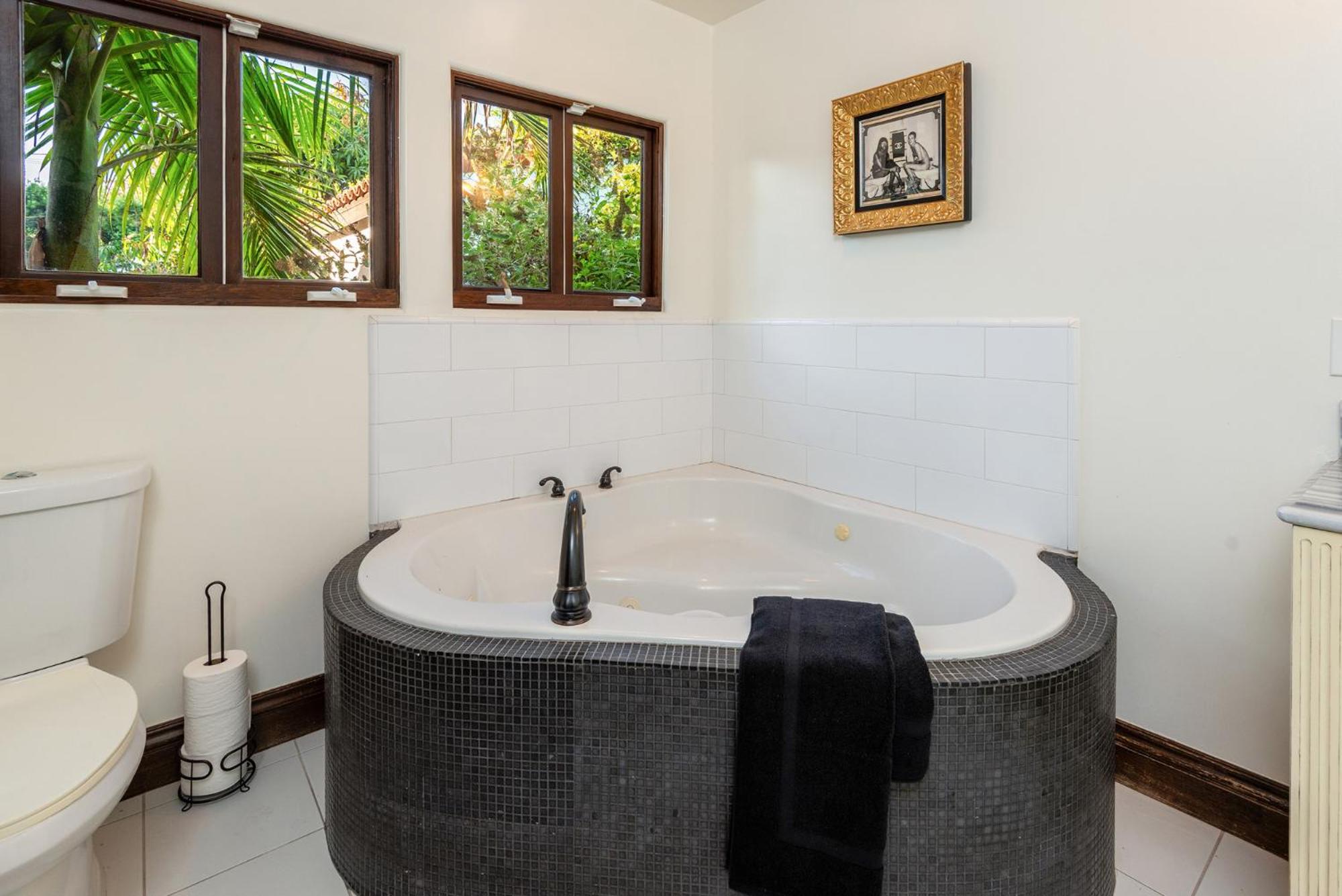 Lux Spanish Style Mansion 4BD BA,Dog House