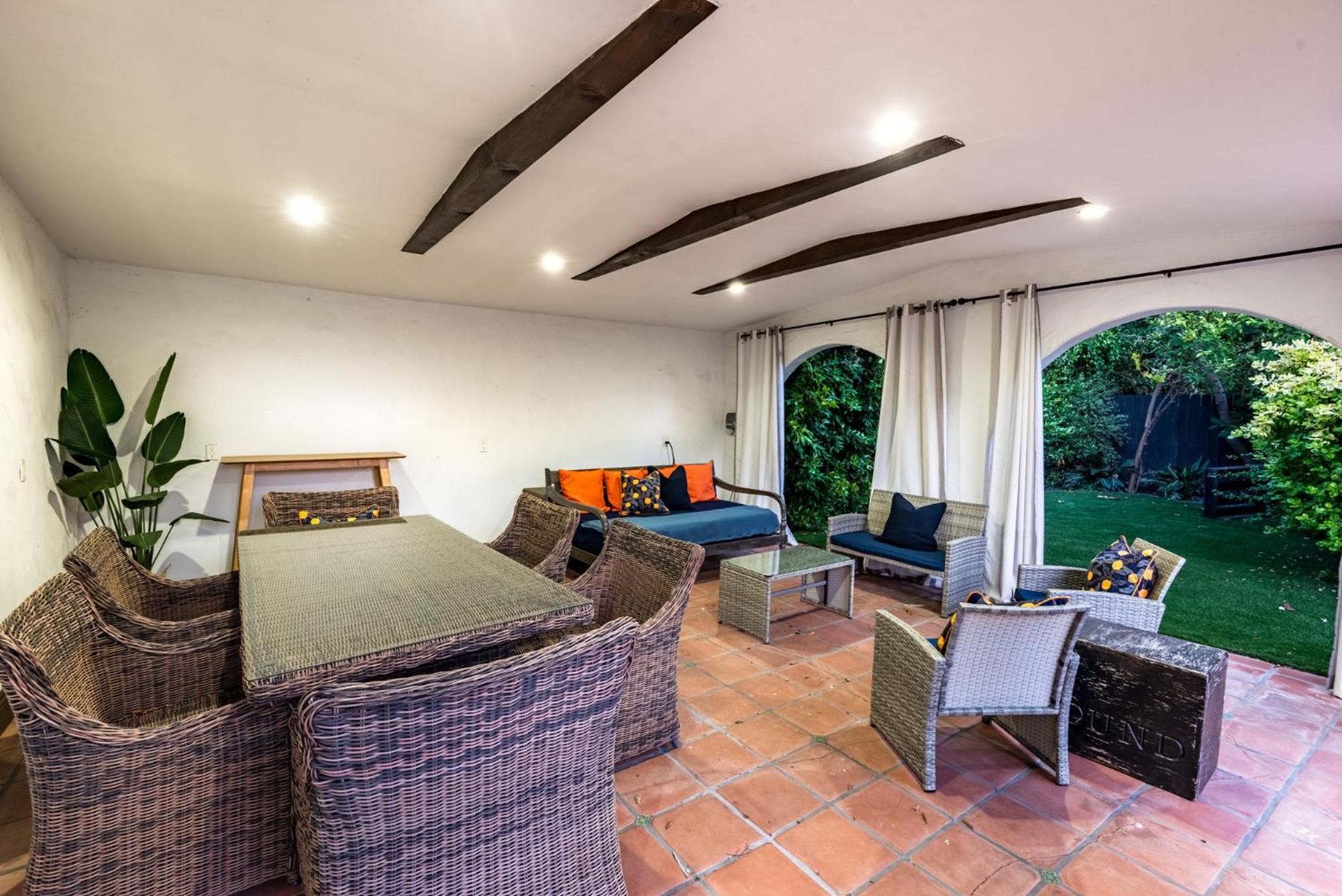Lux Spanish Style Mansion 4BD BA,Dog House