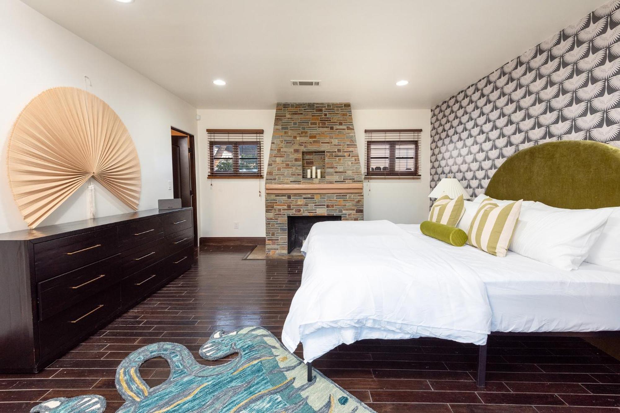Lux Spanish Style Mansion 4BD BA,Dog House
