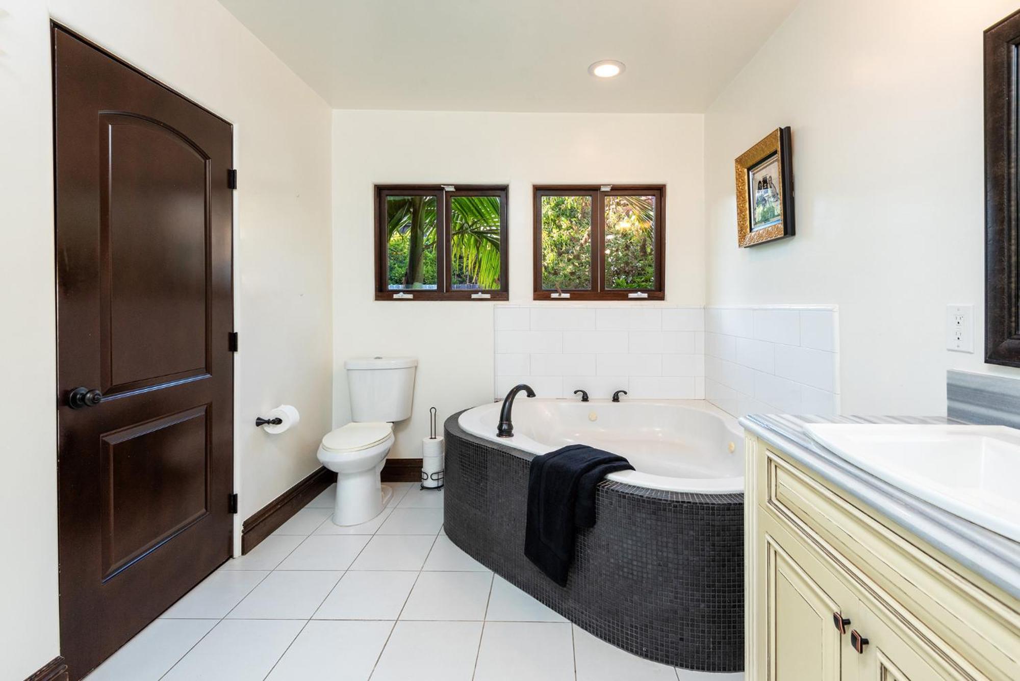 Lux Spanish Style Mansion 4BD BA,Dog House