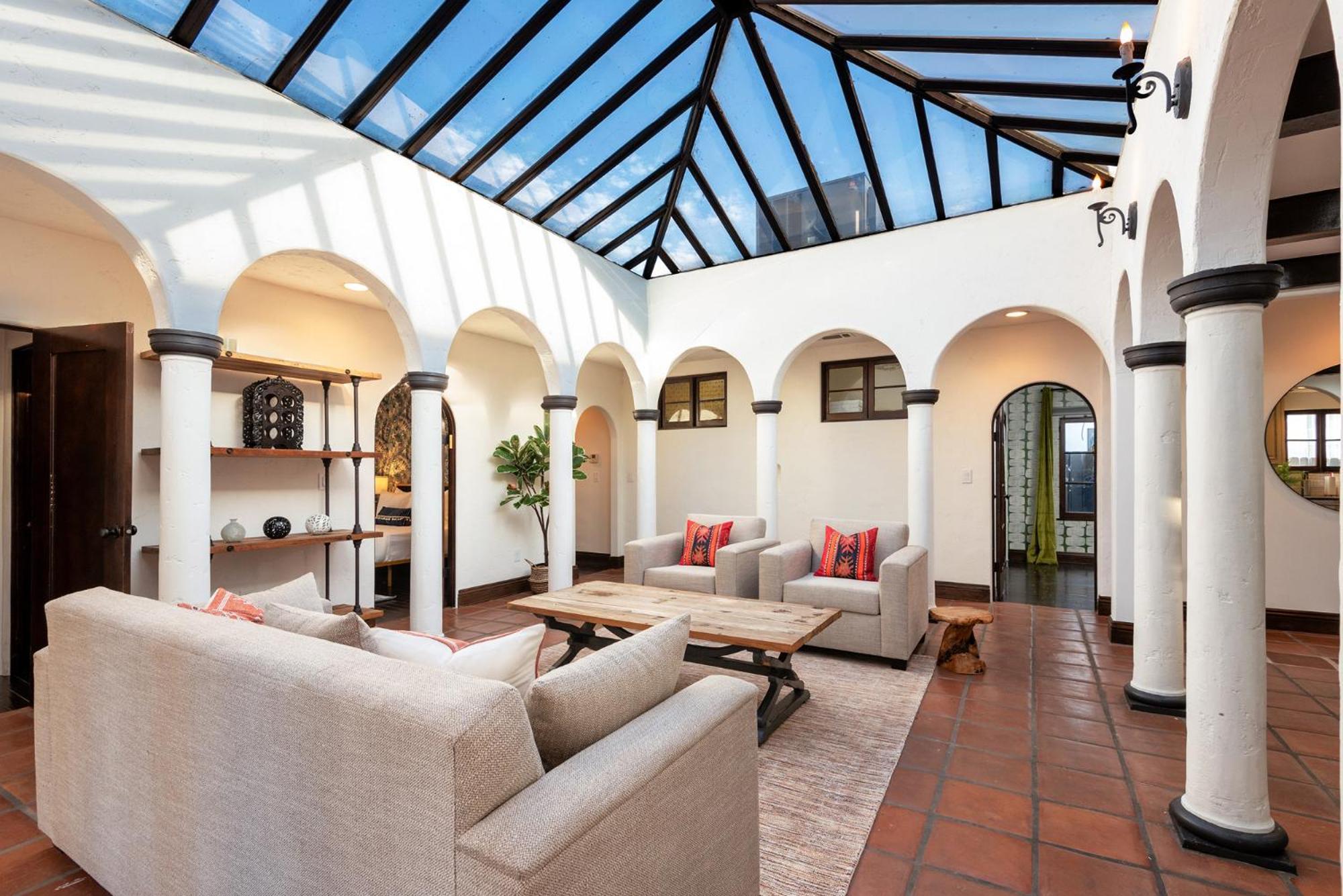 Lux Spanish Style Mansion 4BD BA,Dog House