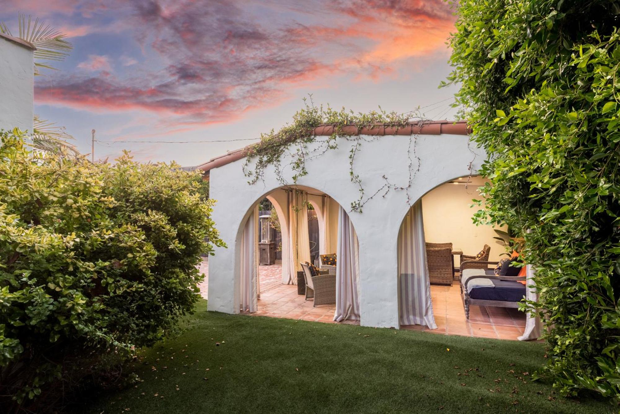 Lux Spanish Style Mansion 4BD BA,Dog House