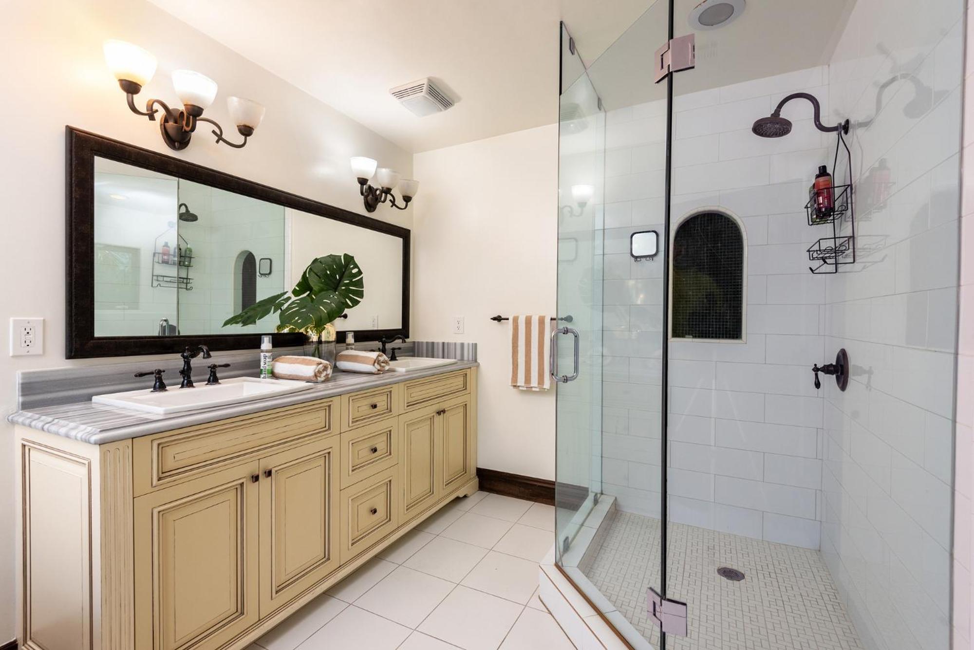 Lux Spanish Style Mansion 4BD BA,Dog House