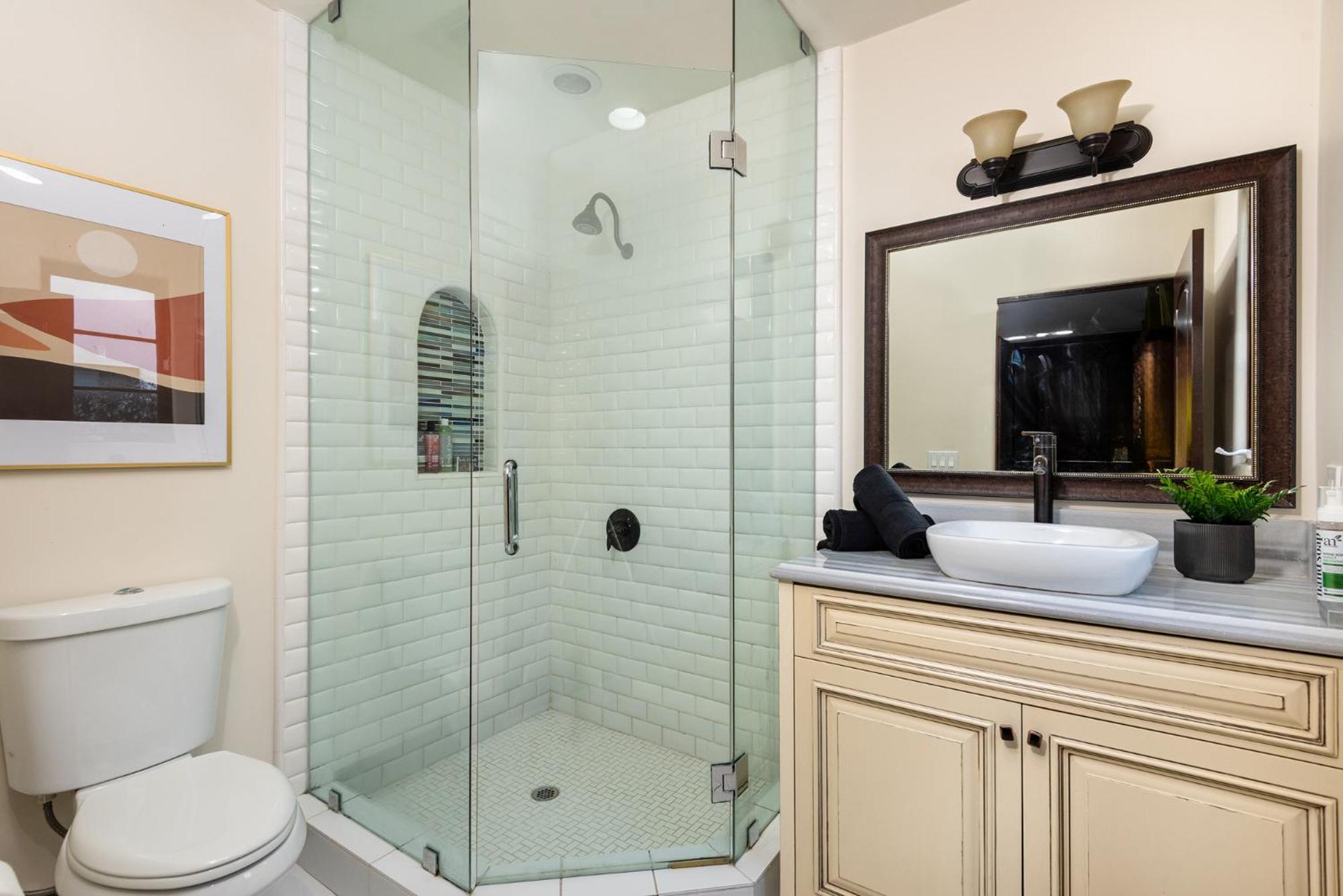 Lux Spanish Style Mansion 4BD BA,Dog House