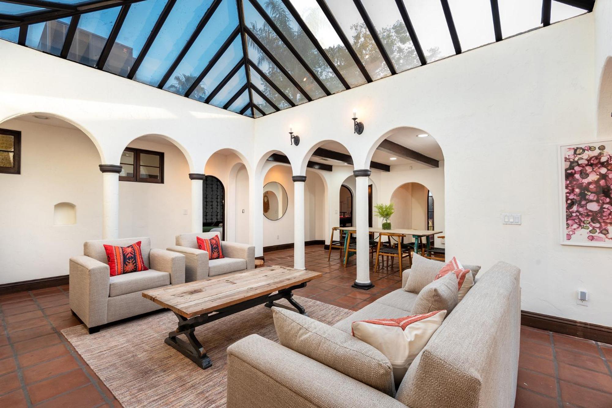 Lux Spanish Style Mansion 4BD BA,Dog House