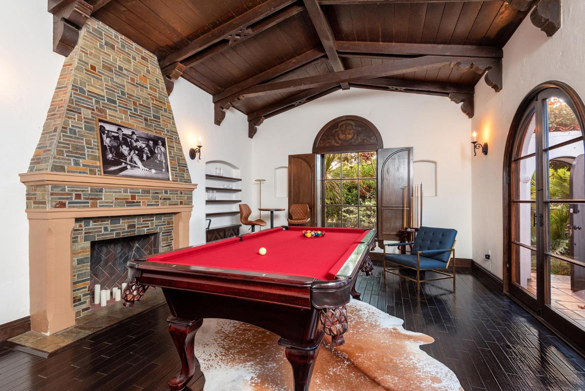 Lux Spanish Style Mansion 4BD BA,Dog House