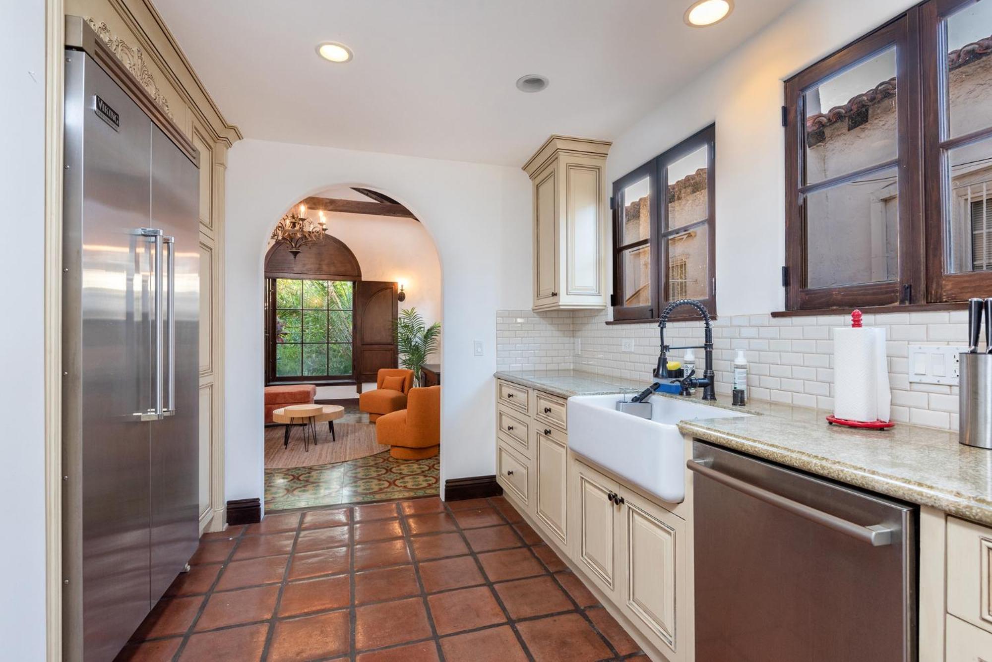 Lux Spanish Style Mansion 4BD BA,Dog House
