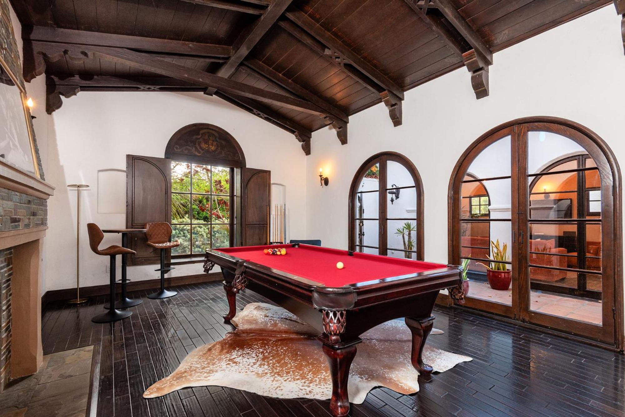 Lux Spanish Style Mansion 4BD BA,Dog House