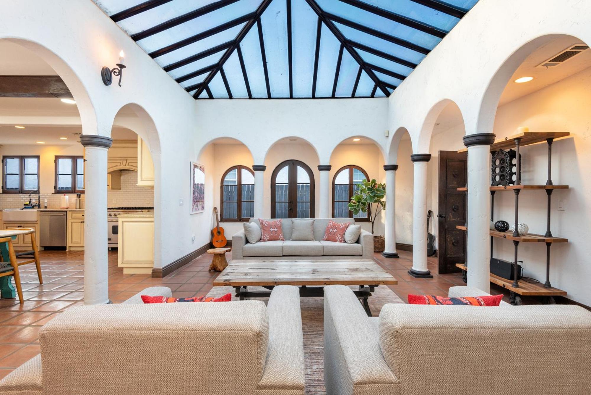 Lux Spanish Style Mansion 4BD BA,Dog House