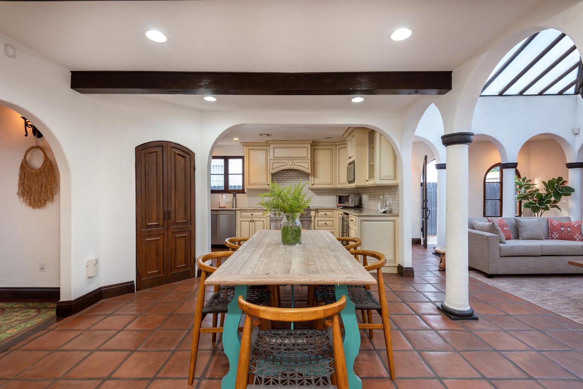 Lux Spanish Style Mansion 4BD BA,Dog House