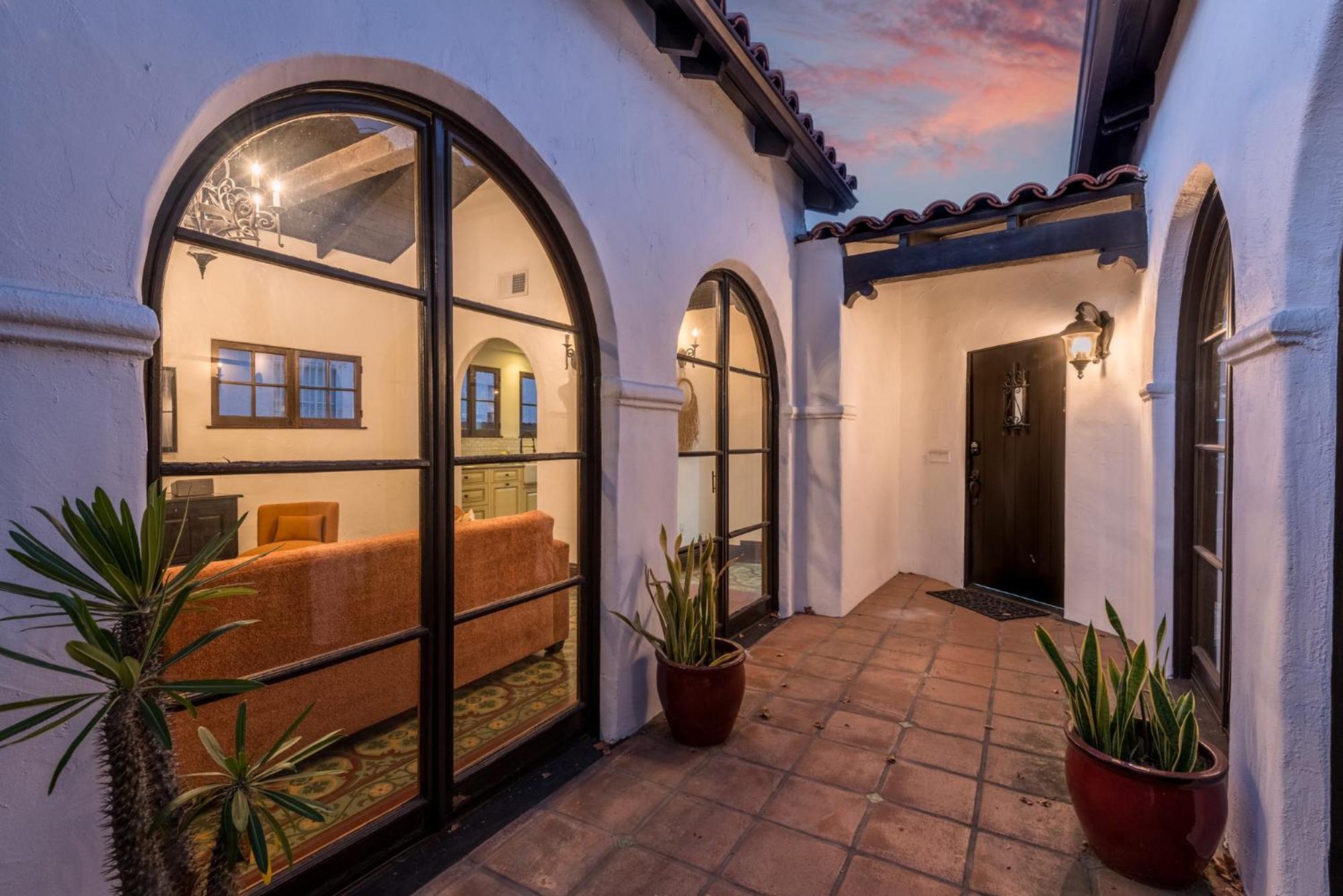 Lux Spanish Style Mansion 4BD BA,Dog House