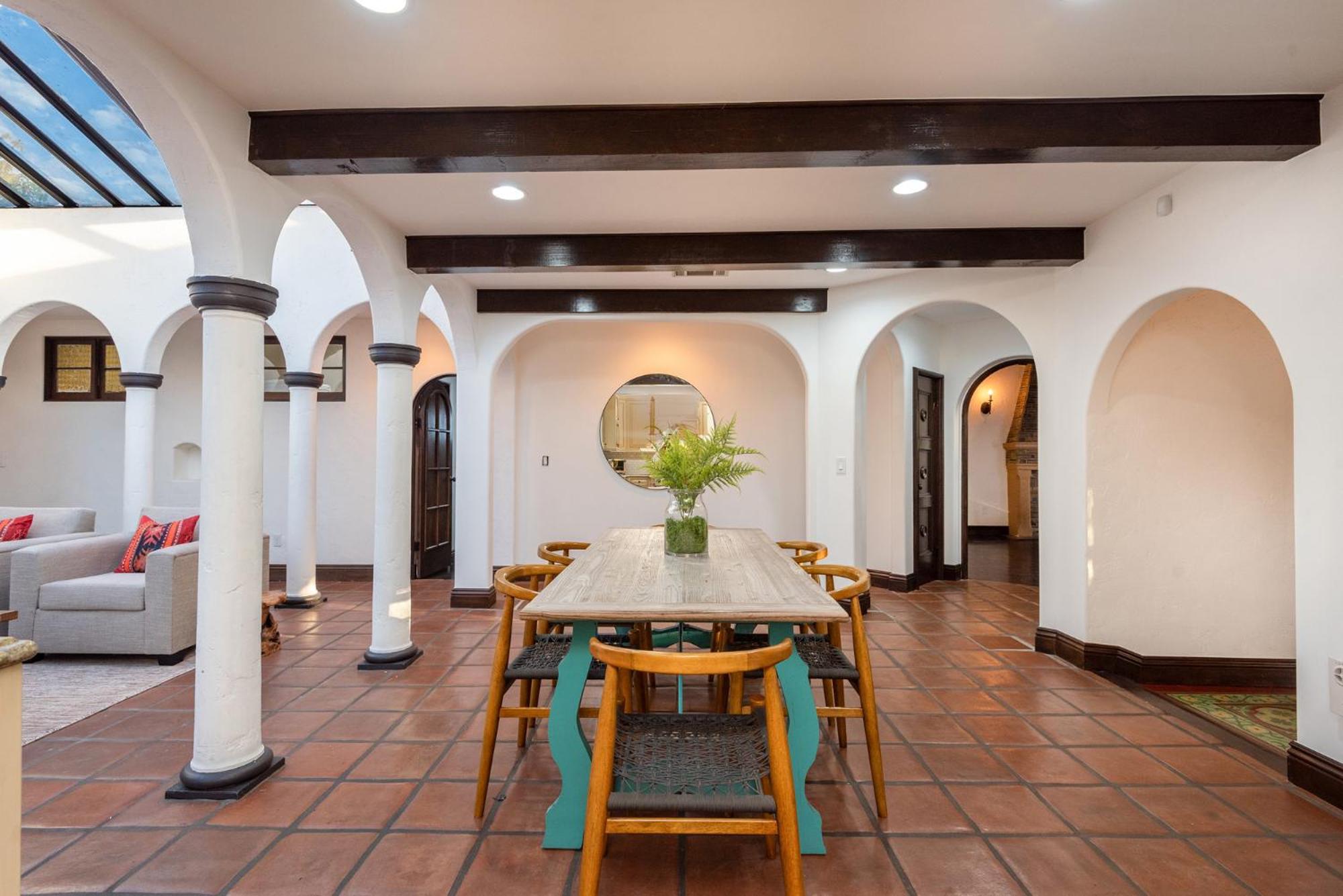 Lux Spanish Style Mansion 4BD BA,Dog House