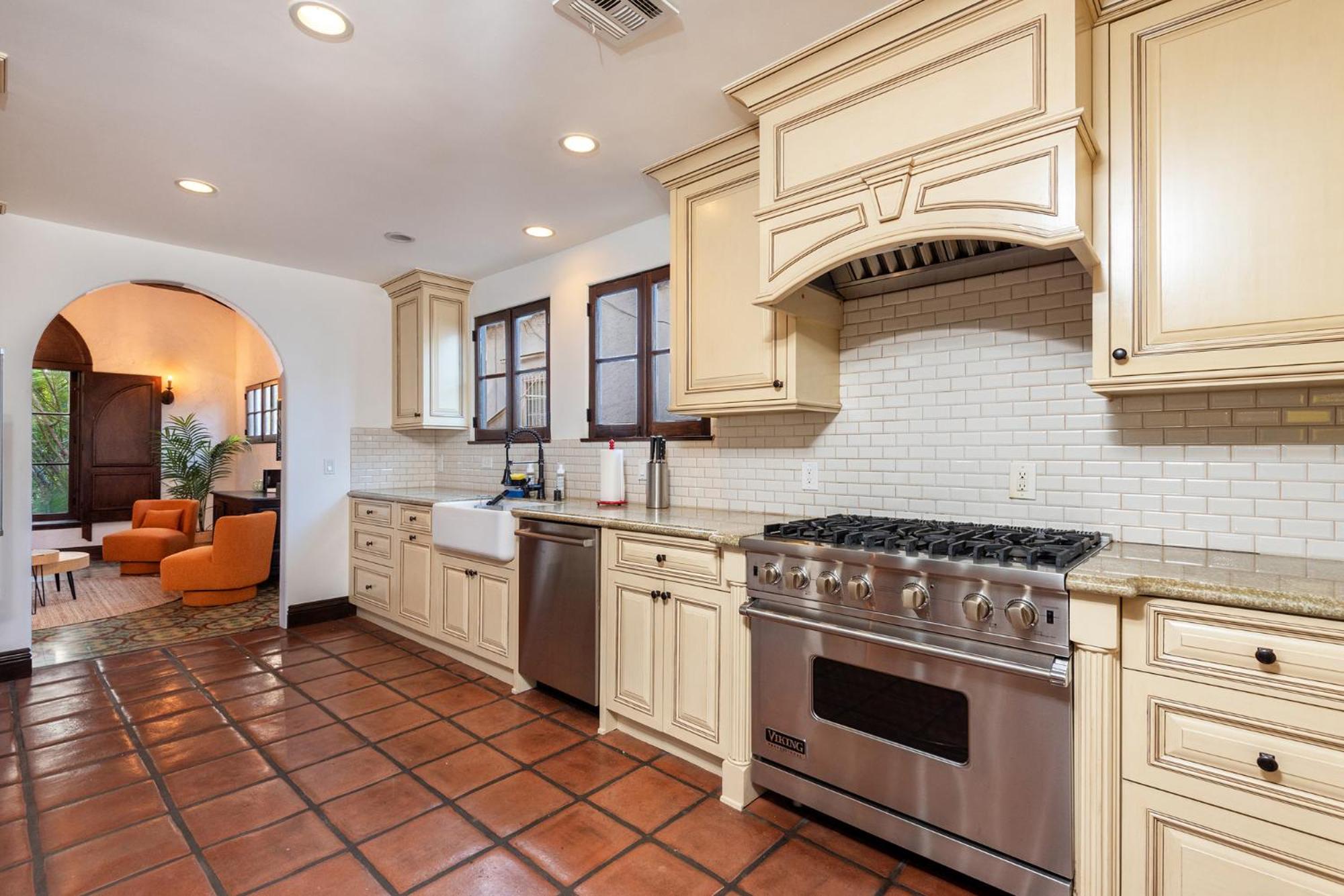 Lux Spanish Style Mansion 4BD BA,Dog House