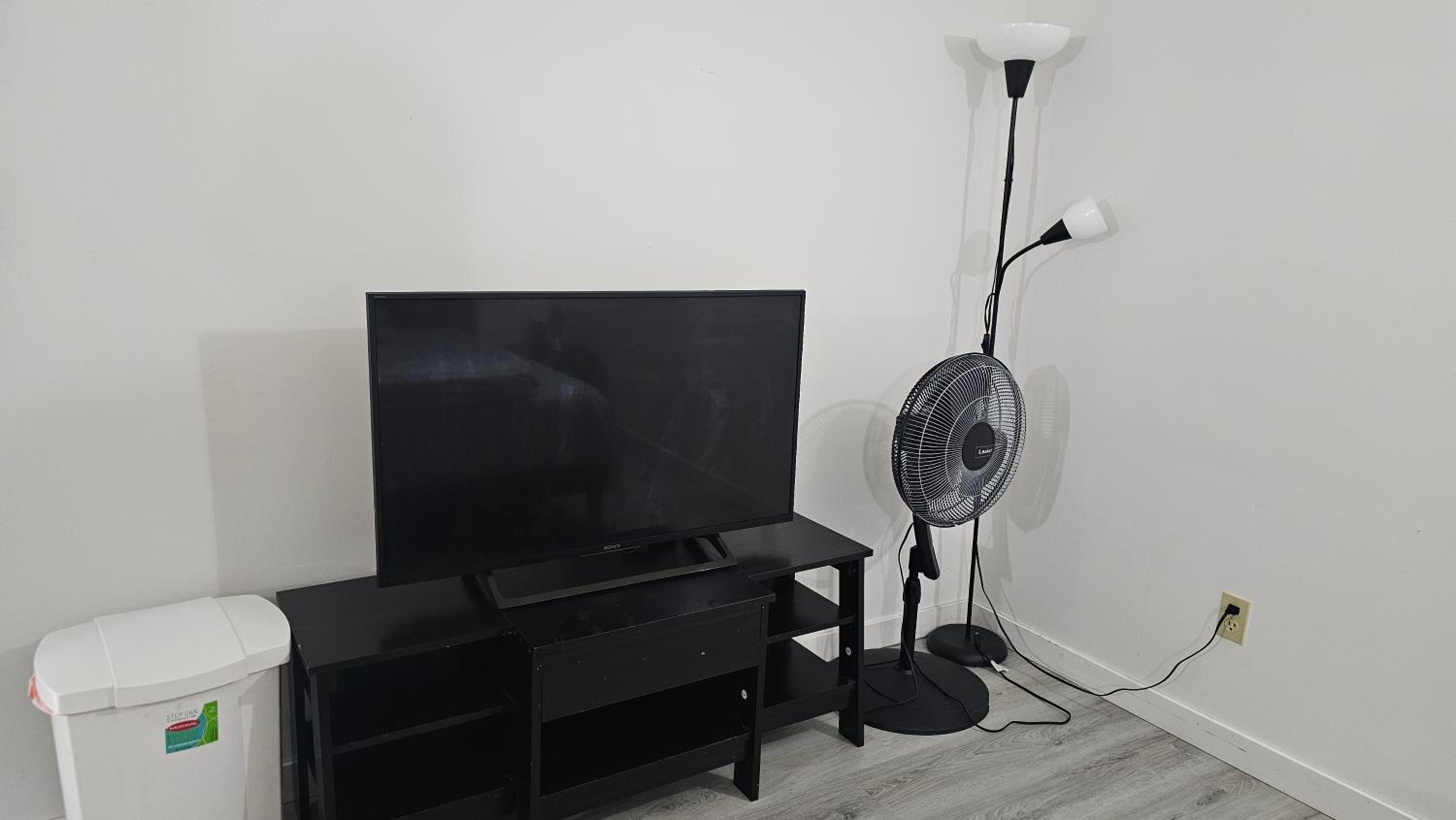 Bright and Cozy Room with Free Parking
