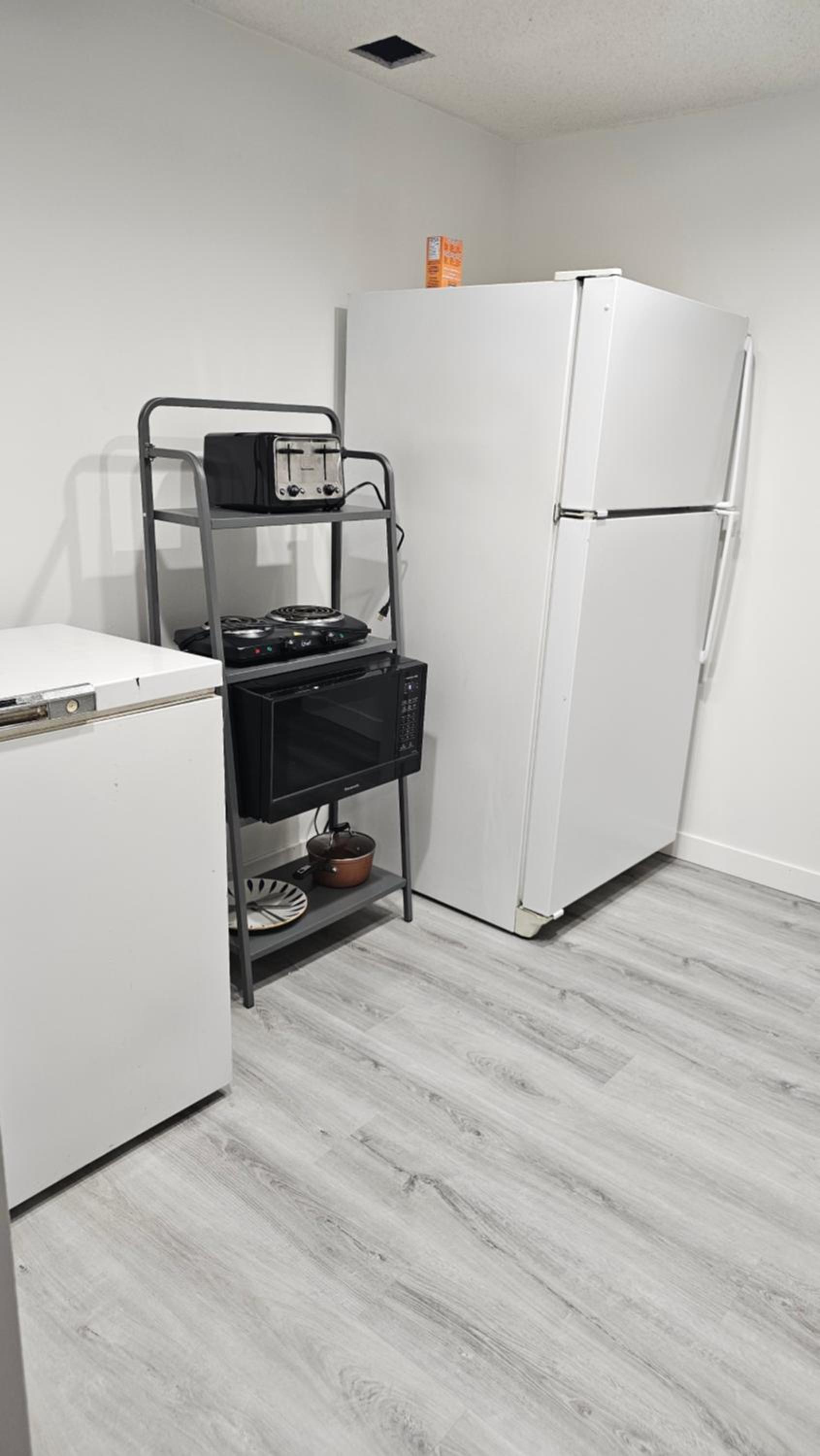Bright and Cozy Room with Free Parking
