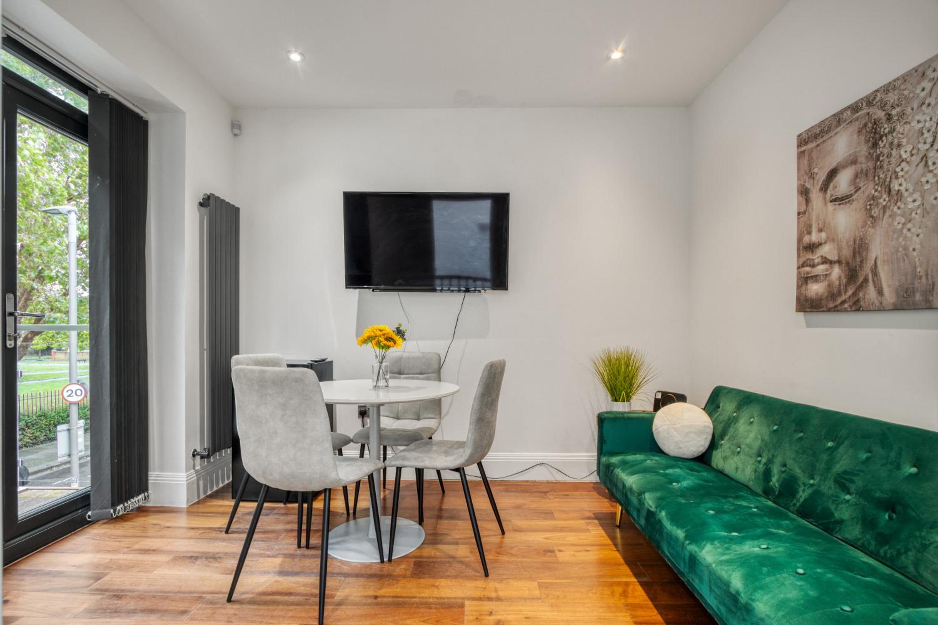 2 Bed 2 Bath Balcony View Wimbledon Tennis