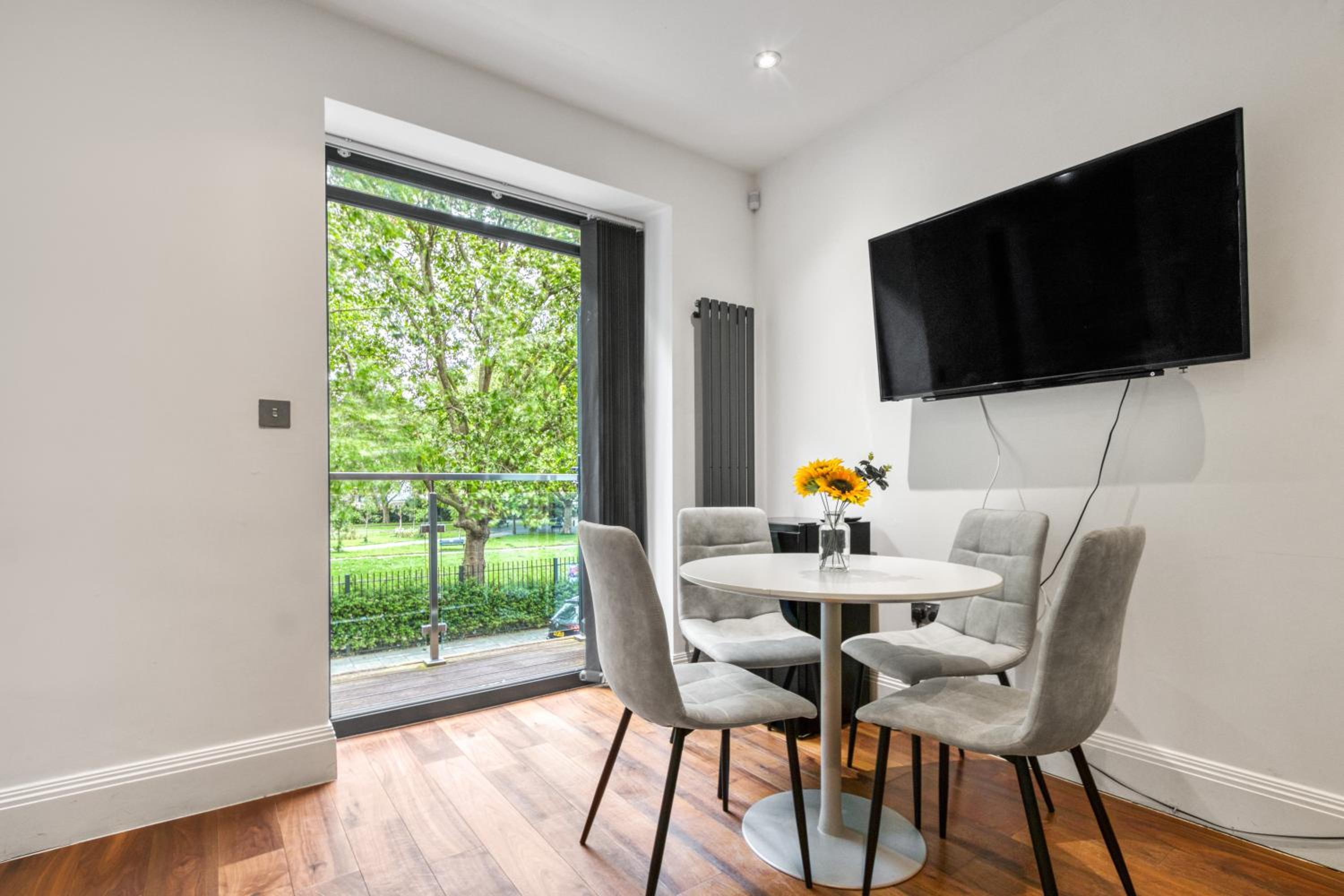 2 Bed 2 Bath Balcony View Wimbledon Tennis