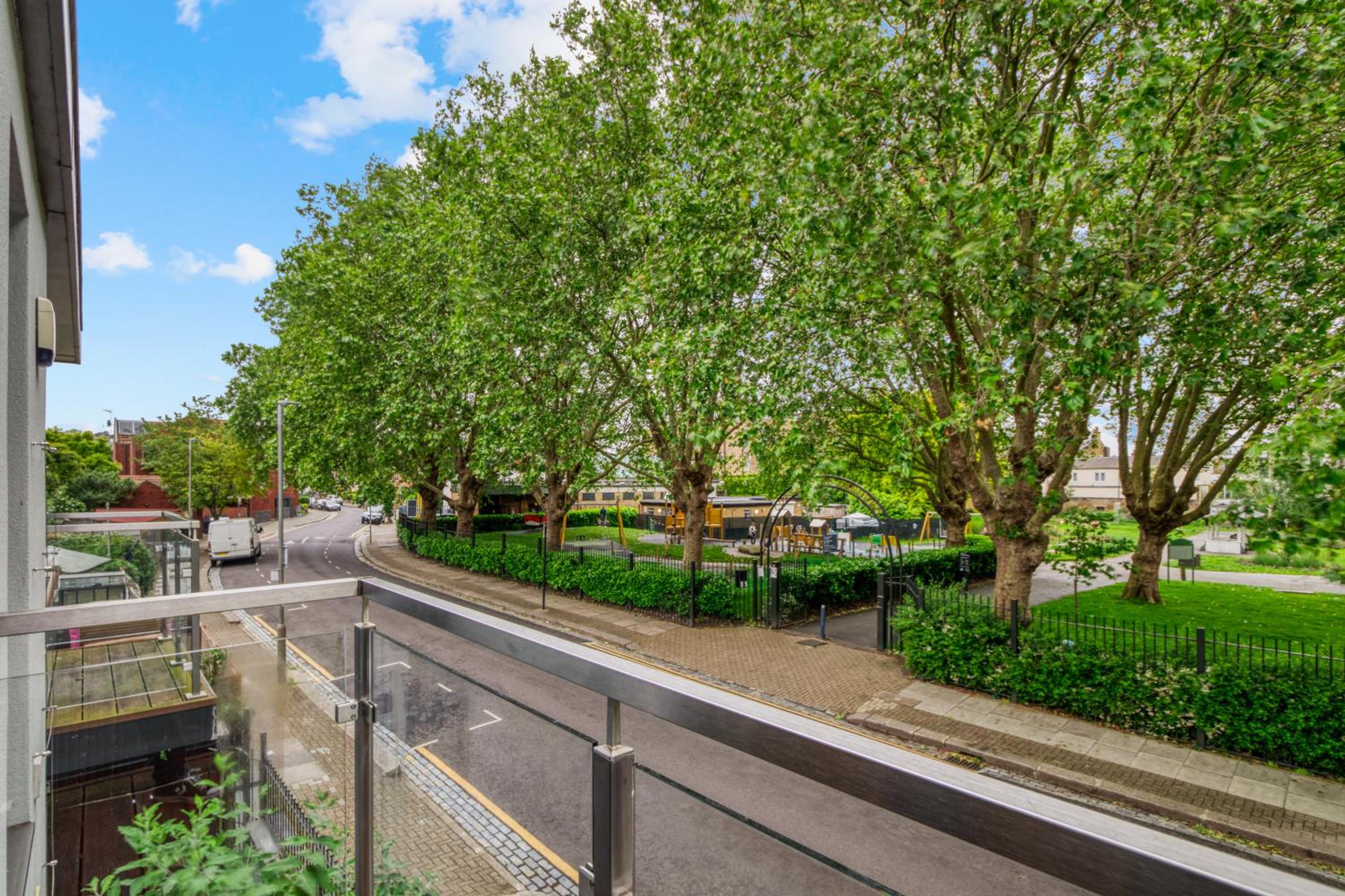 2 Bed 2 Bath Balcony View Wimbledon Tennis
