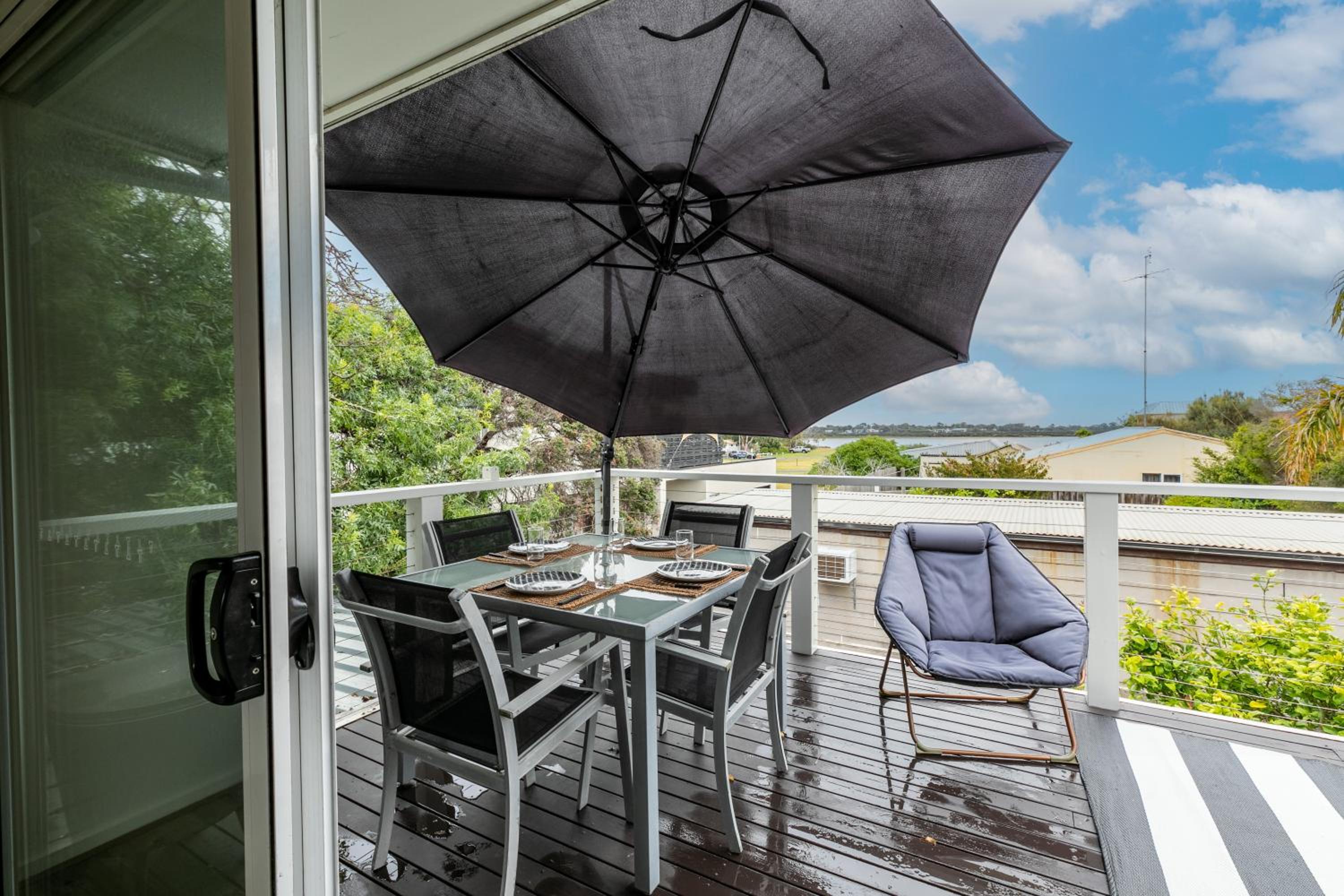 'The Grove' Family Home By The Beach