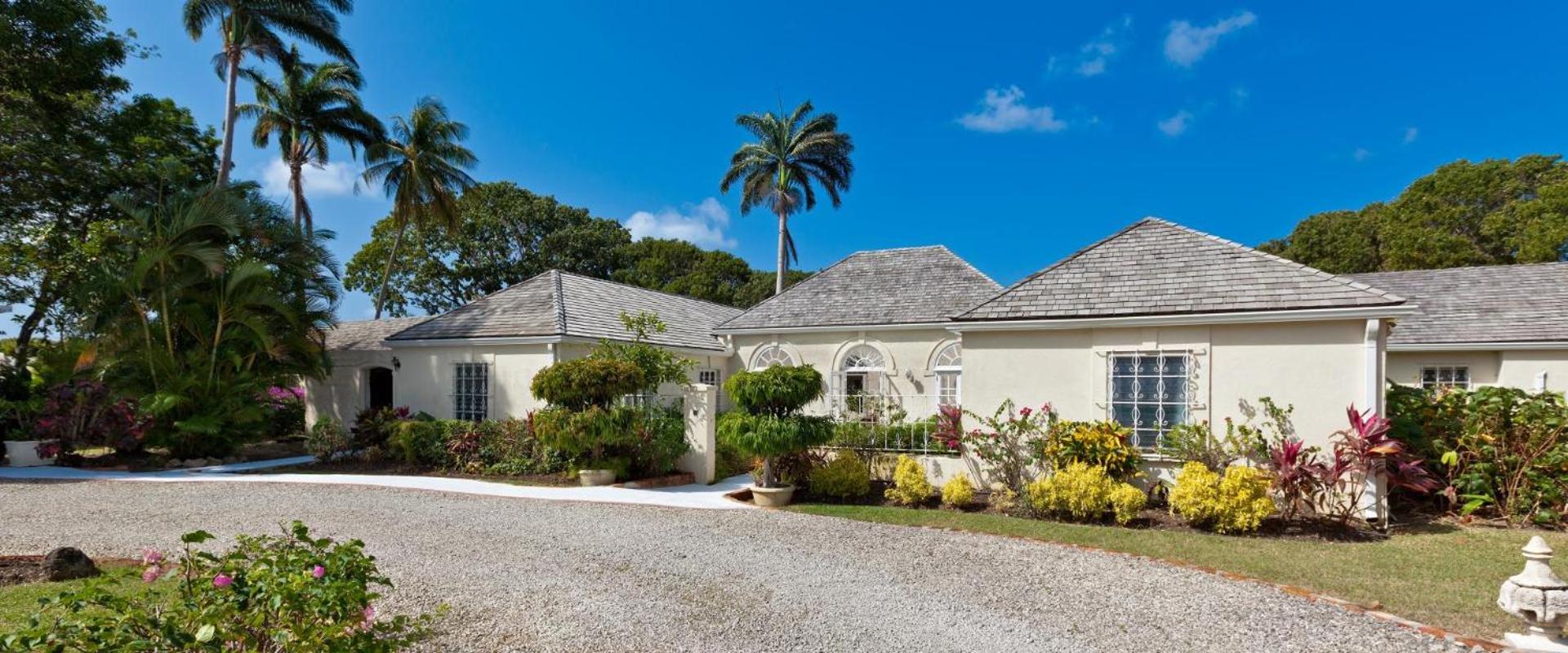 Beautiful 3 Br villa near the beach