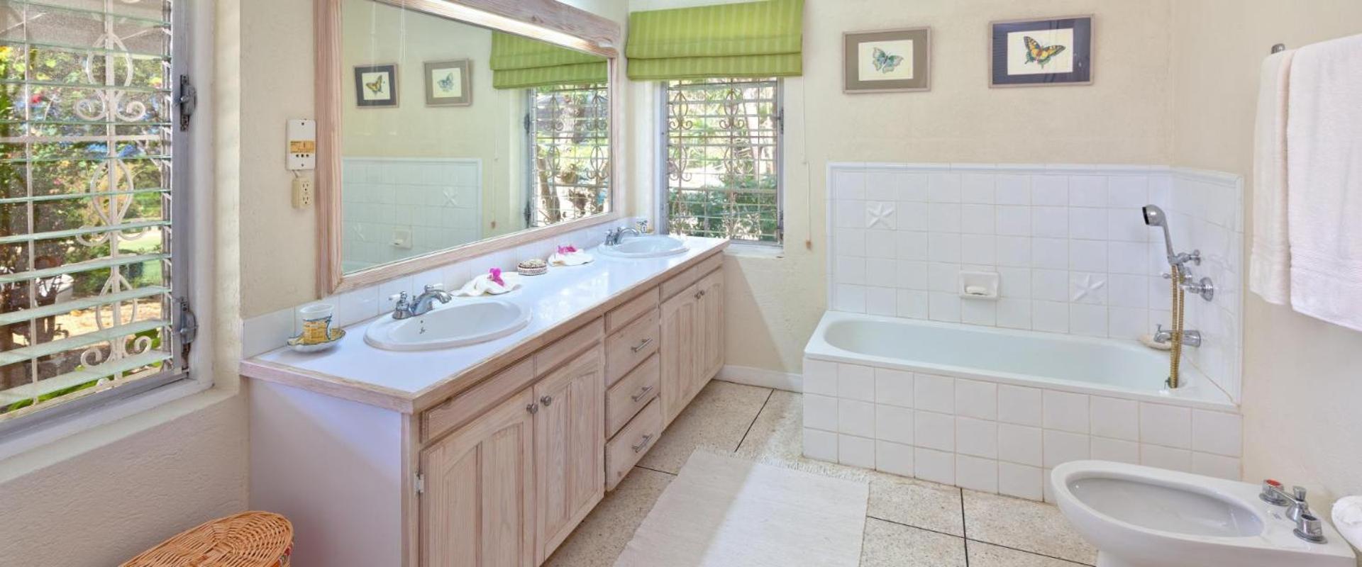 Beautiful 3 Br villa near the beach