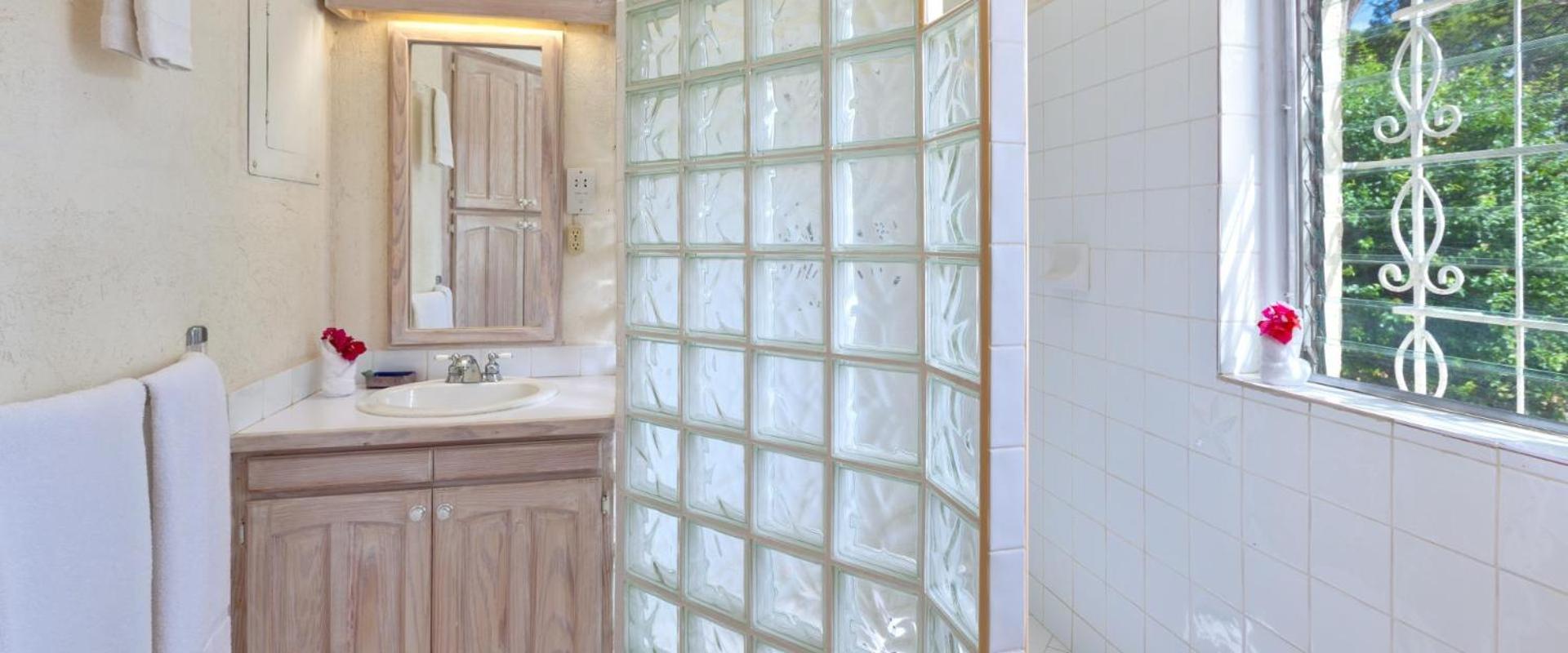 Beautiful 3 Br villa near the beach