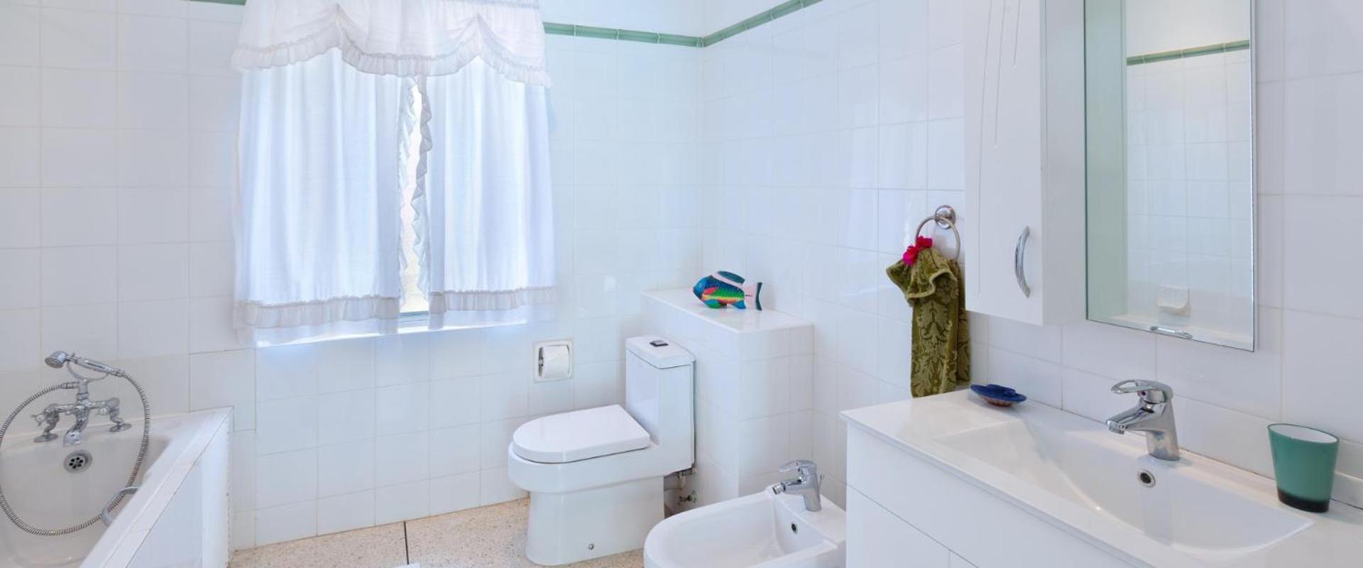 Beautiful 3 Br villa near the beach