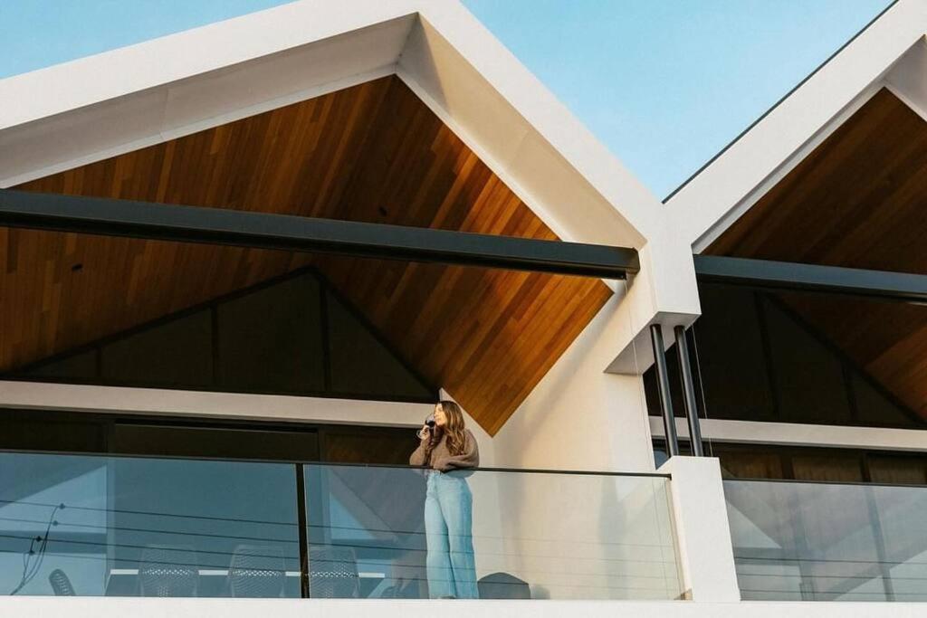 RIVA 202Espy - Brand new luxury beachfront - Sleeps 8