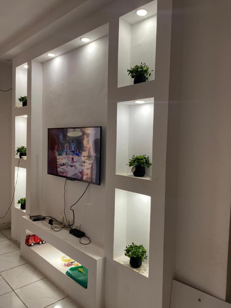Studio meublé à bas prix (salon, chambre, douche, cuisine)