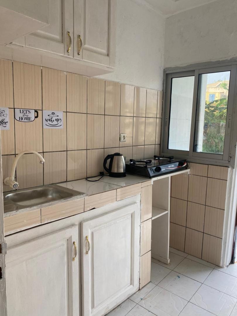 Studio meublé à bas prix (salon, chambre, douche, cuisine)