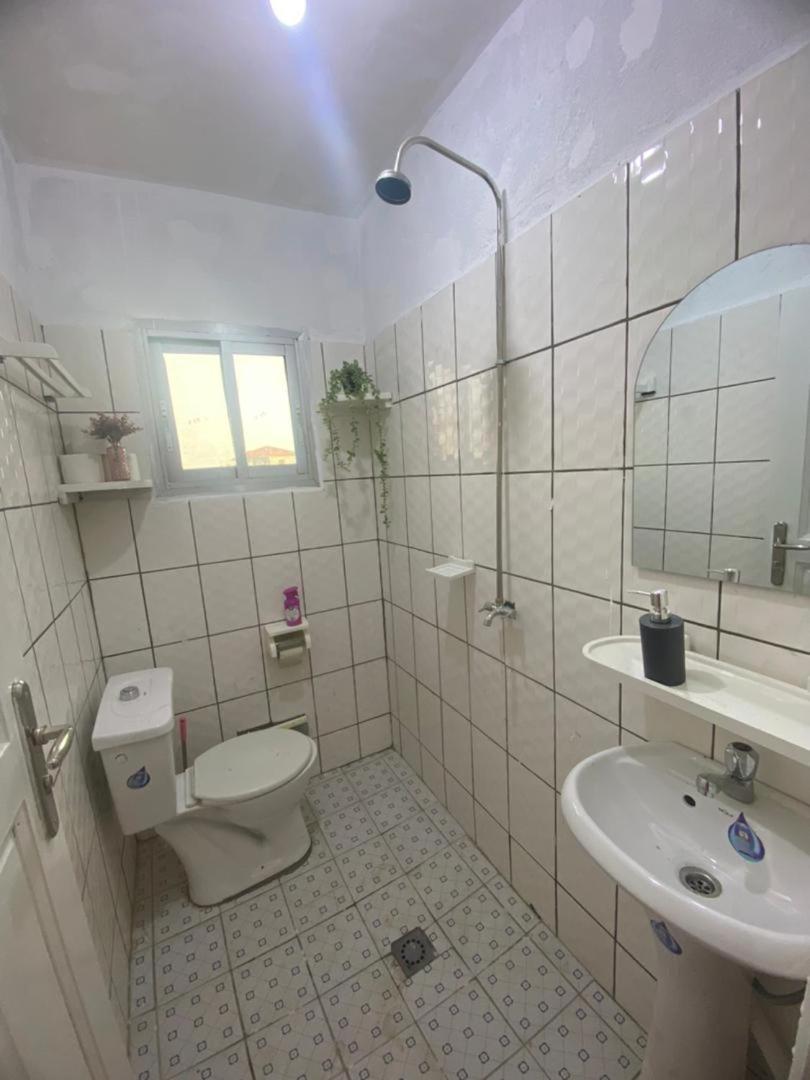 Studio meublé à bas prix (salon, chambre, douche, cuisine)