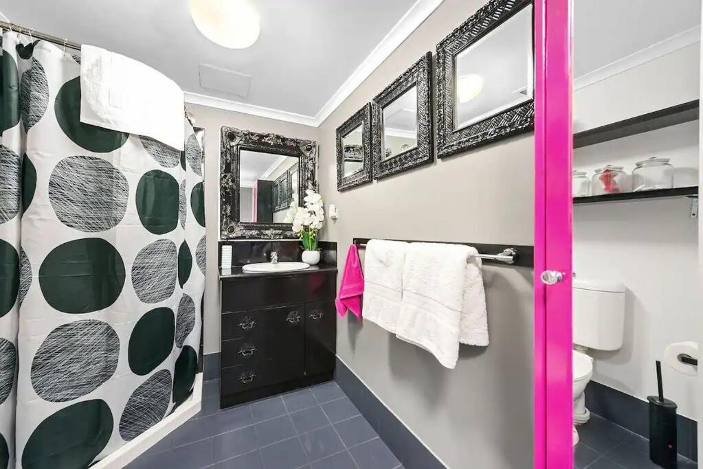 Retro Chic Vibes, Tropical Pool & Prime Location