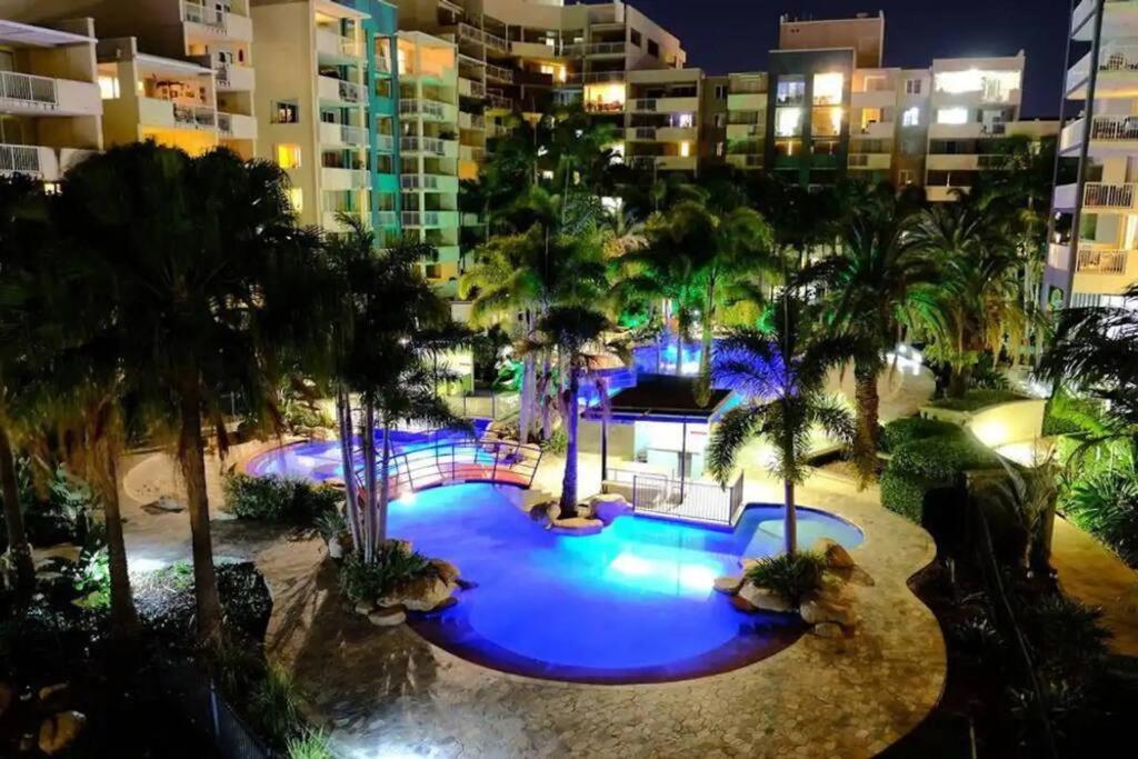 Retro Chic Vibes, Tropical Pool & Prime Location