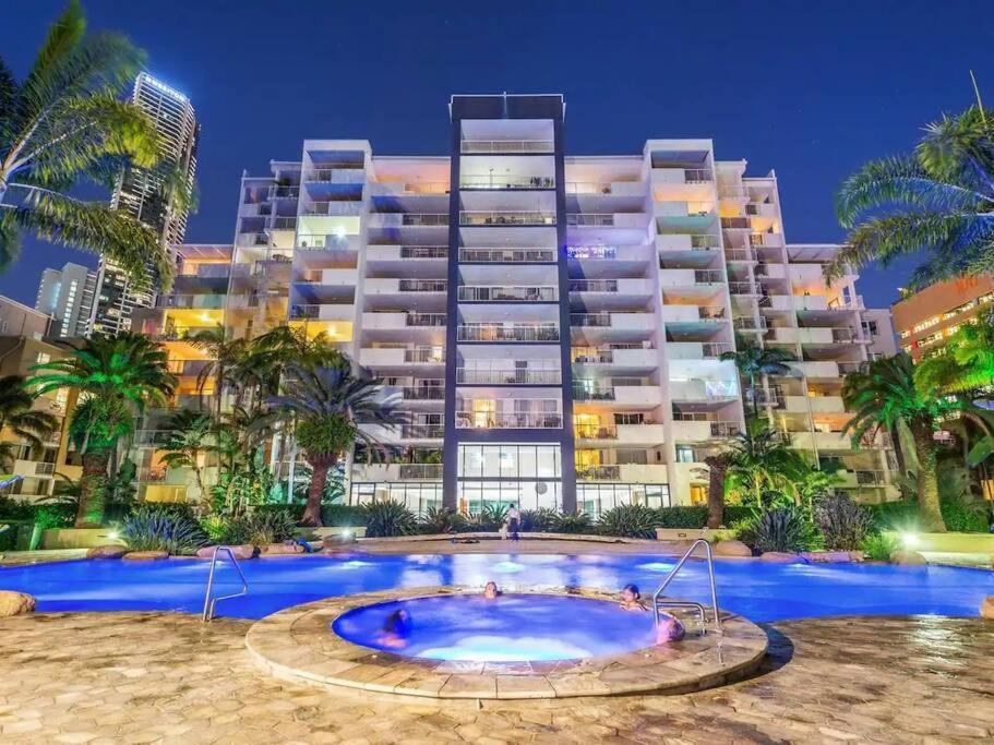 Retro Chic Vibes, Tropical Pool & Prime Location