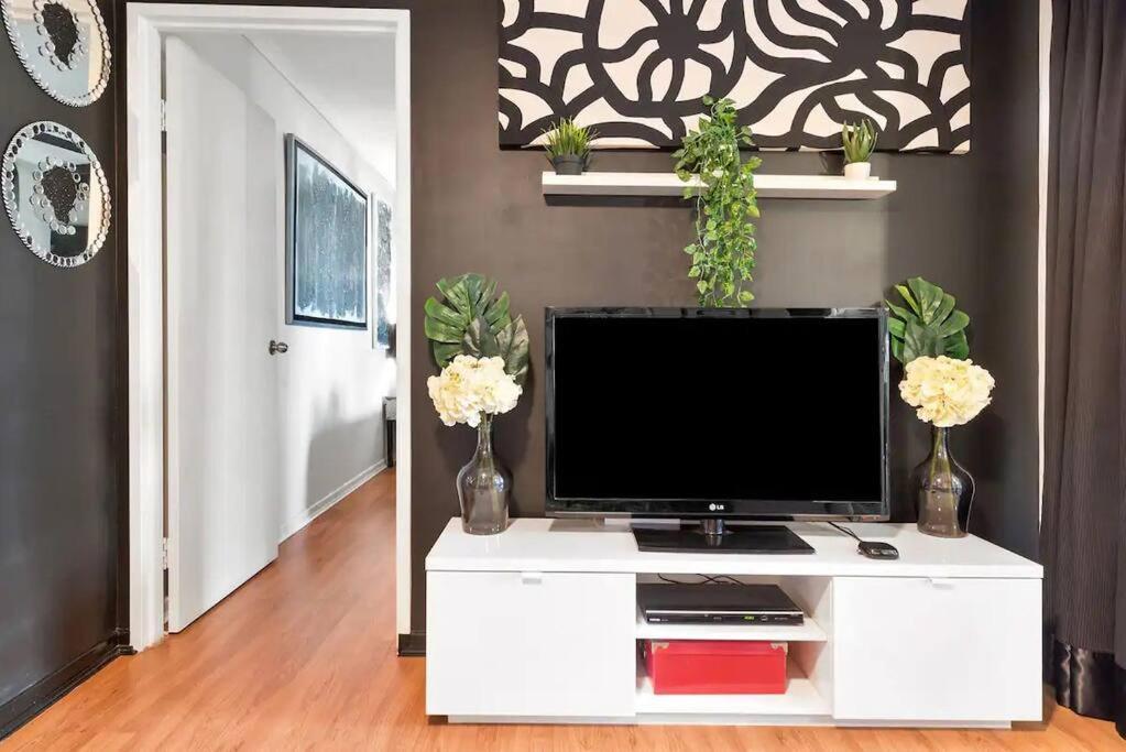 Retro Chic Vibes, Tropical Pool & Prime Location