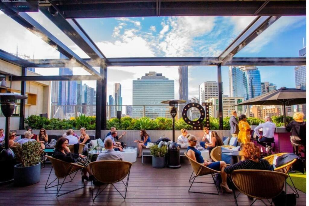 Unique & Spacious Retreat - Cozy Balcony City View
