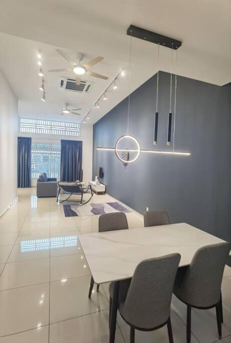 Cozy Landed house at Taman Daya and mount Austin 8 to10 pax
