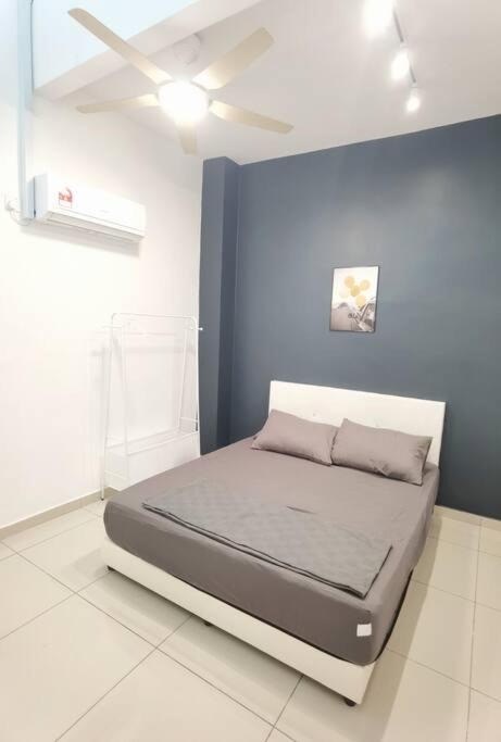 Cozy Landed house at Taman Daya and mount Austin 8 to10 pax