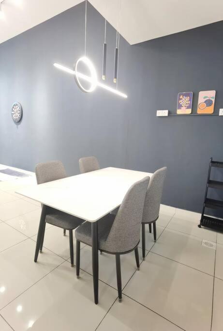 Cozy Landed house at Taman Daya and mount Austin 8 to10 pax