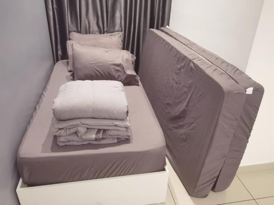 Cozy Landed house at Taman Daya and mount Austin 8 to10 pax