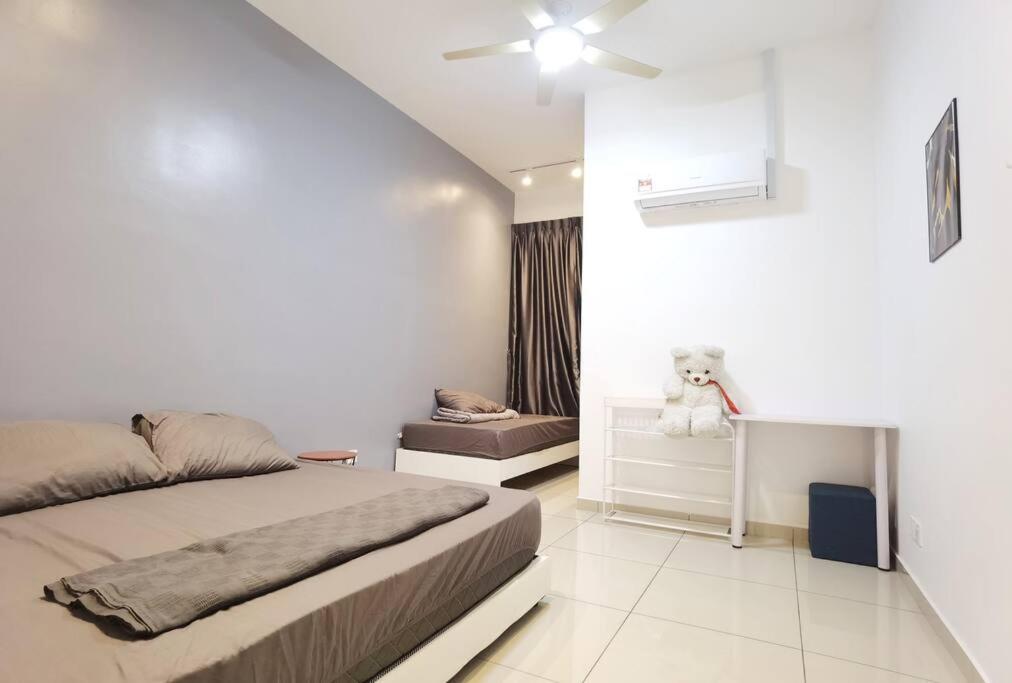 Cozy Landed house at Taman Daya and mount Austin 8 to10 pax