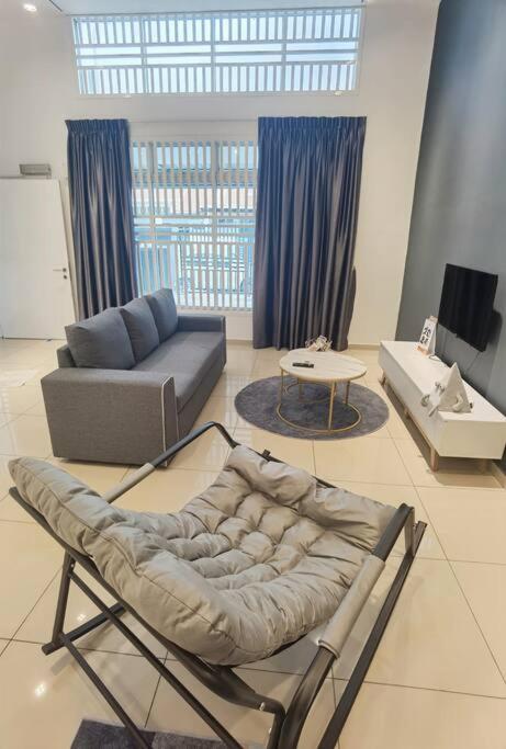 Cozy Landed house at Taman Daya and mount Austin 8 to10 pax
