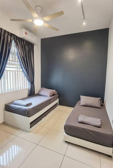 Cozy Landed house at Taman Daya and mount Austin 8 to10 pax