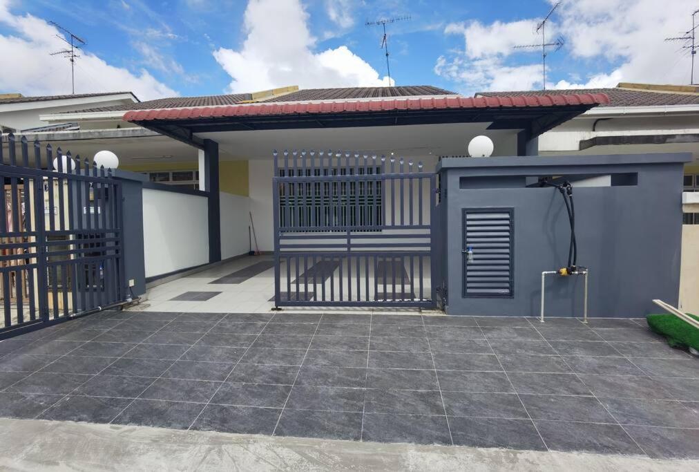 Cozy Landed house at Taman Daya and mount Austin 8 to10 pax