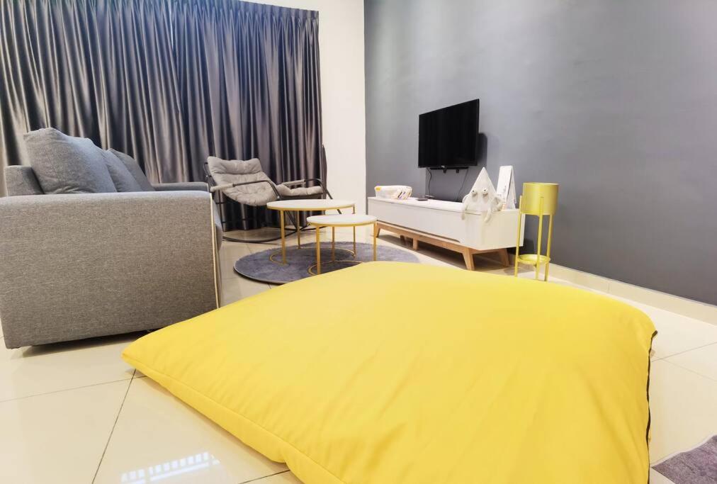 Cozy Landed house at Taman Daya and mount Austin 8 to10 pax