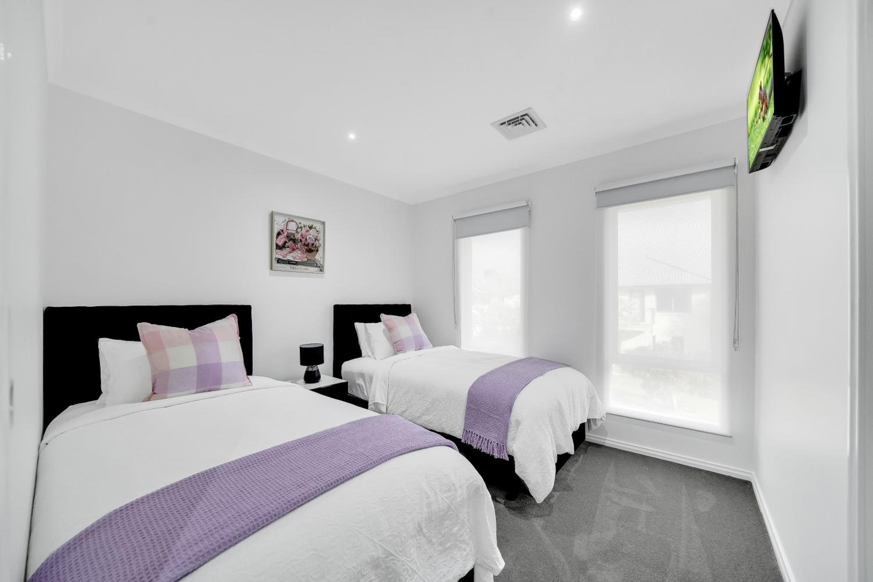 Moeshells Retreat by the Golf Course with Hollywood mirror and PS4